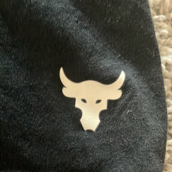 Four under armor workout tees.The sizes range between a youth M to an adult XS. - Picture 2 of 10